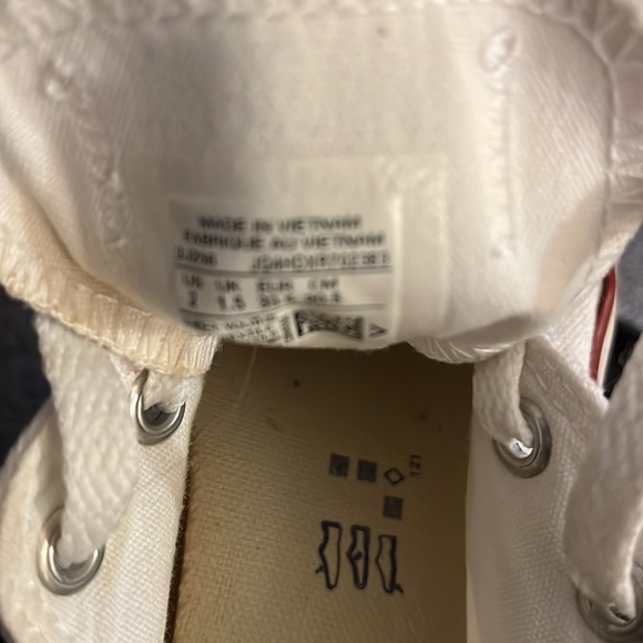 Kids size 2 white Converse All Star. In great condition. - Picture 2 of 3